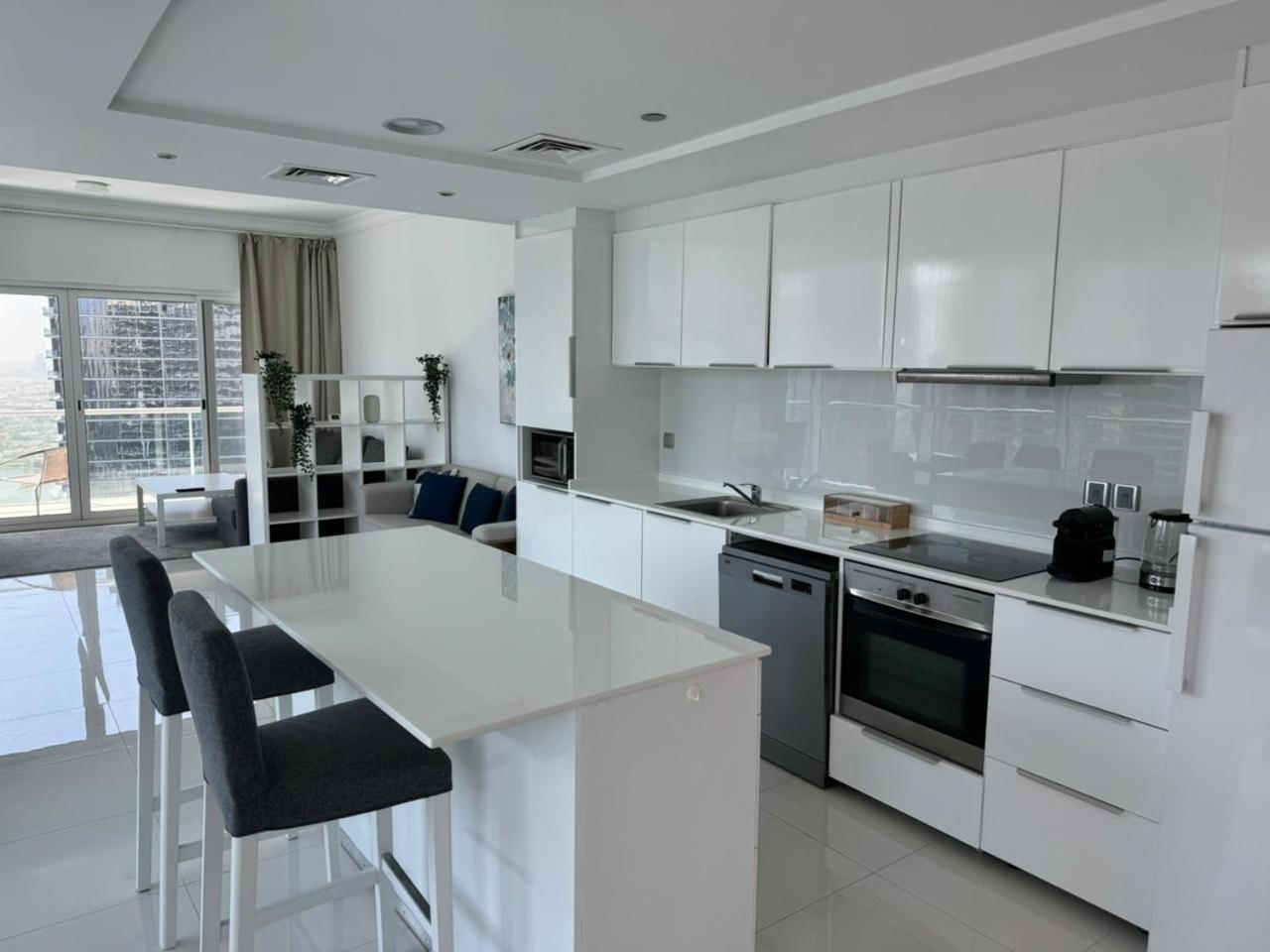 One Bedroom With Pool & Gym Near Marina Apartment *